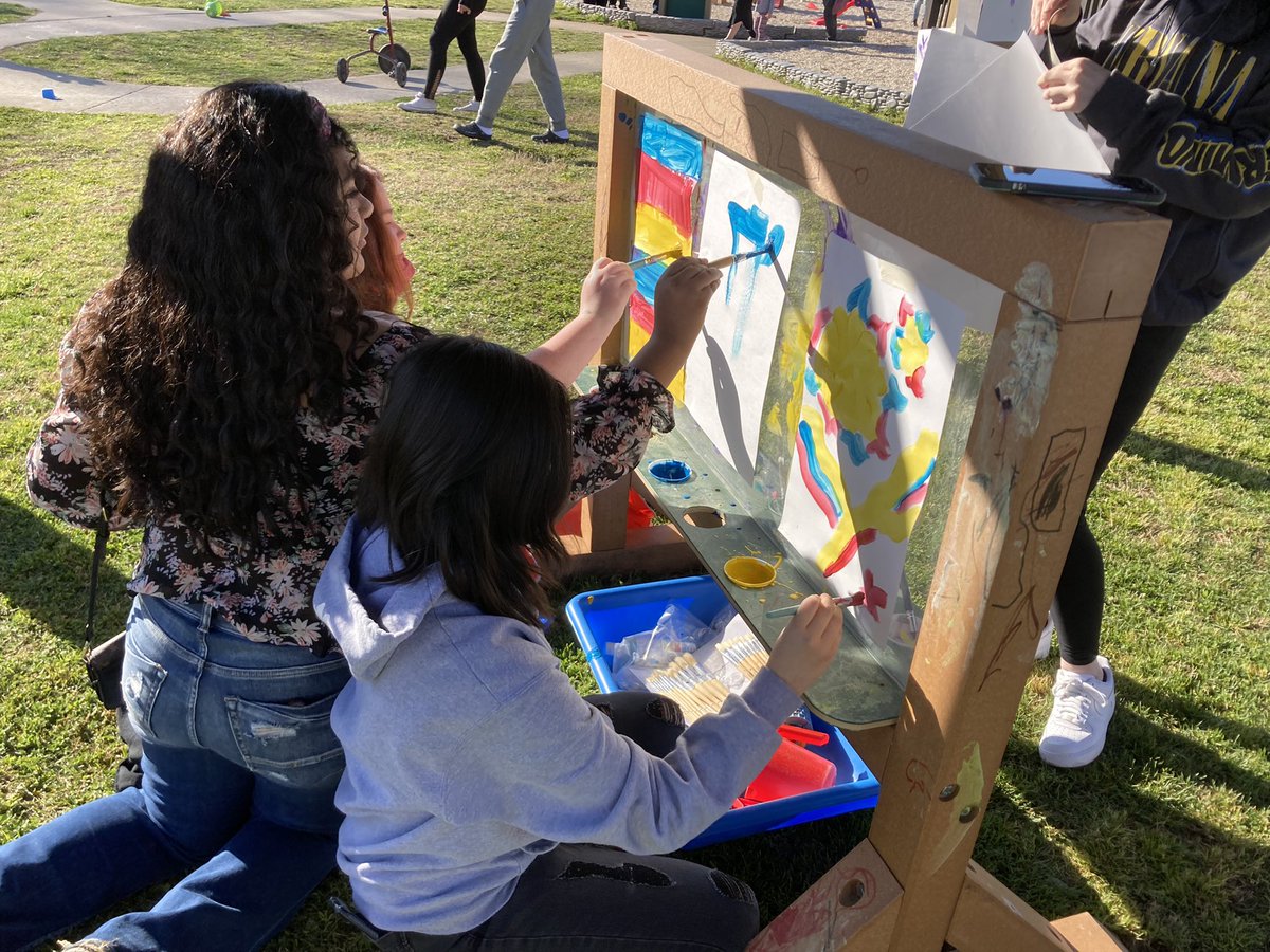 MindyHutchins1's tweet image. @WestMcDowellNC 7th grade students in Mrs. Merritt’s classes visited Head Start today, learning about career options in childcare &amp;amp; how to get started with this career in high school with @mcscte Child Development classes. @MCSHeadStart @MaryFinley13