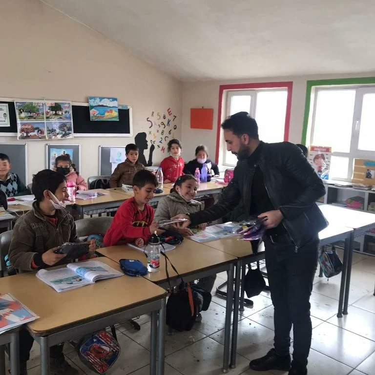 HalkMalatya's tweet photo. Kurum ziyaretimizden kareler🎉🎉
Söğüt İlköğretim okulunu ziyaret ettik Kütüphanemizi tanıttık, miniklerimizi kütüphanemize davet ettik, hoşça vakit geçirdik.... Hediyelerimizi verdik... Çok mutlu olduk.. Hepinizi bekleriz 🤗 😊 🎉 🤗 @AhmetMisbah @OdabasAli @KTBKYGM https://t.co/mW8bHmjhJA