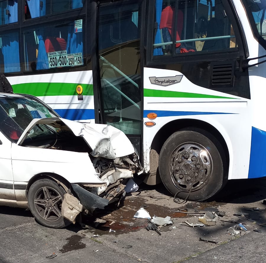 vlnradio's tweet photo. 🔴 [#UrgenteVLN] Accidente de tránsito en intersección de calles Cruz del Sur con Isla Taitao de Santa fe, comuna de #Curicó. Se trataría de una colisión entre un automóvil particular y un microbús. 

Bomberos trabaja en el rescate de conductor que resultó lesionado. https://t.co/9HJOa3ua9l