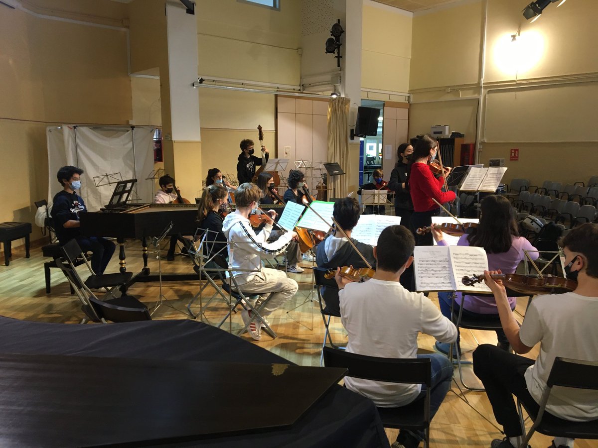 IEAOm's tweet photo. Últim assaig abans del concert d'aquesta tarda, concert per a dues violes de https://t.co/KIa7NI8elz. Telemann, amb la Marta Muñoz i la Mar Martínez com a solistes, l’orquestra Blanca Selva i en Martí Sobrado al clavicèmbal, tot sota la direcció  Joan Antoni Pich. #thenextfuture https://t.co/F8PBKh8dAV