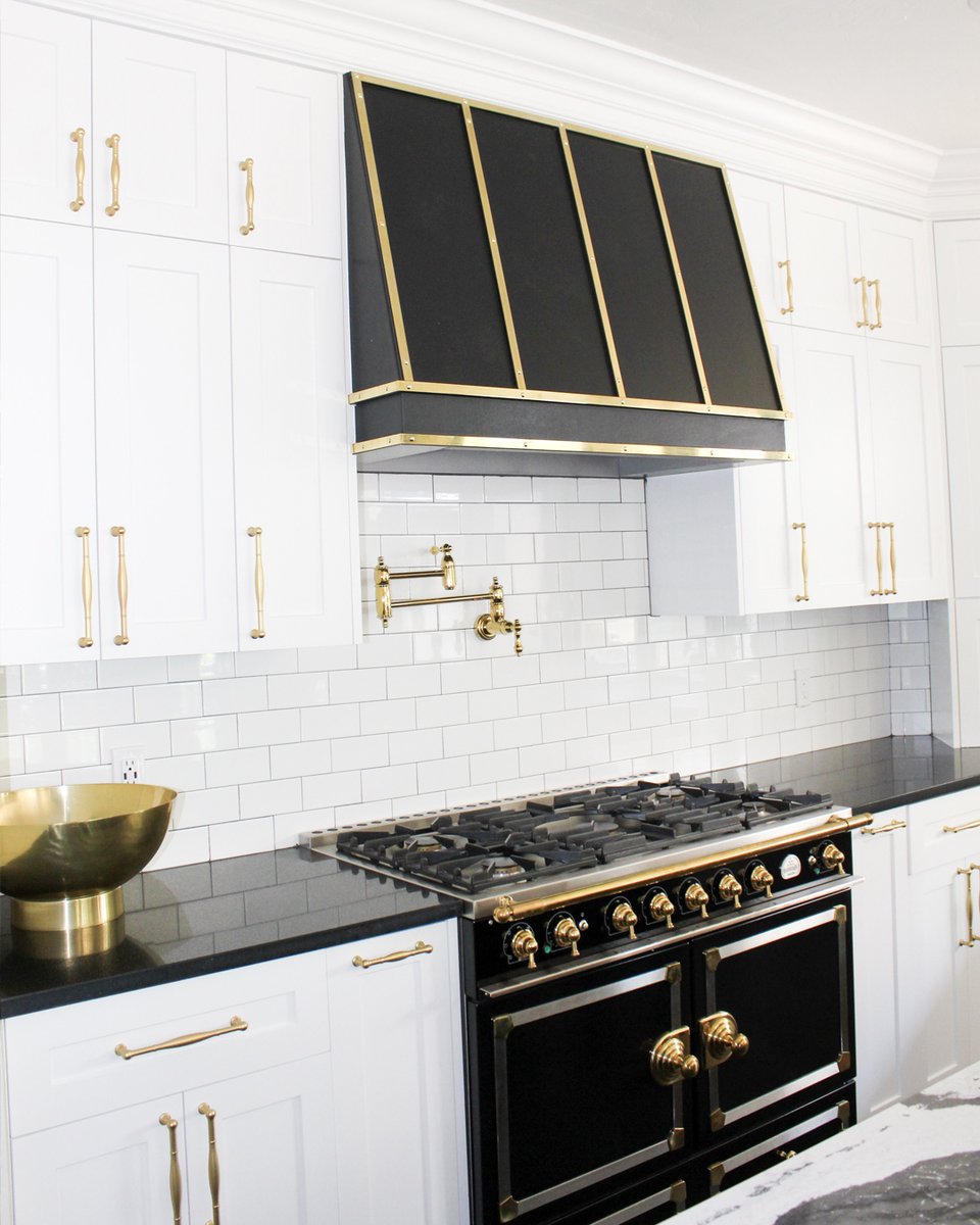 Wakeup Monday 😴 to this eye-wateringly beautiful kitchen featuring our Fuller Collection in Brushed Golden Brass, which elegantly compliments the knobs on the @lacornueofficial CornuFé range 😍

Browse the Fuller Collection from here BelwithKeeler.com/Pages/Resources