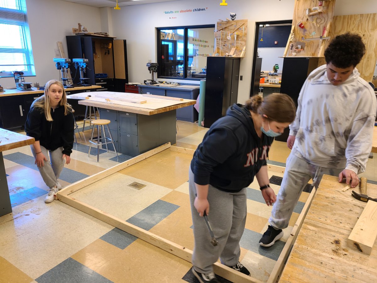 SHS_DocSartori's tweet image. Technical Math, measuring, framing, estimating and building walls #shslearn #sascompass #techmath #saslearn