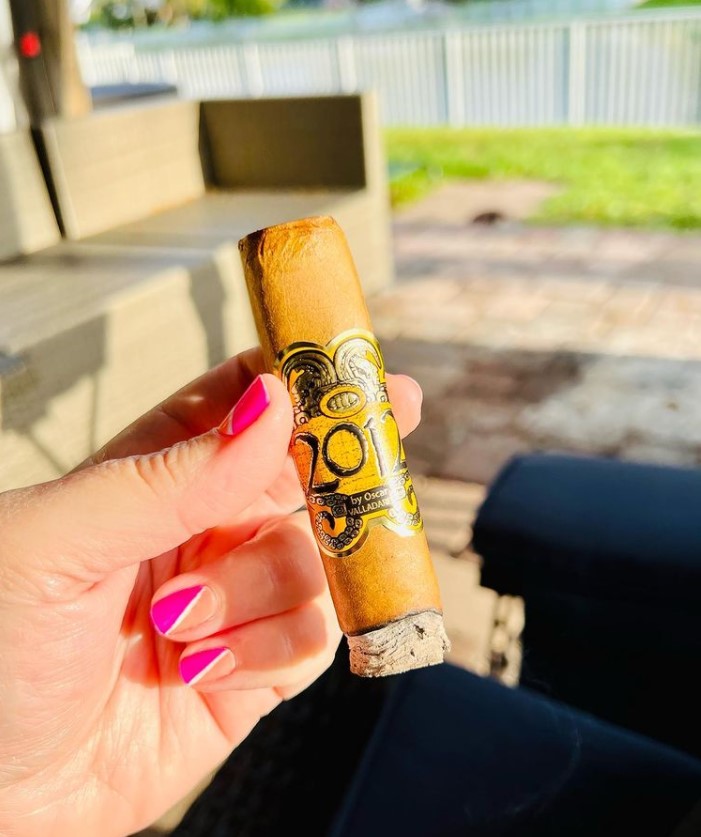 ovcigars's tweet photo. IG Repost πΈ@nothinlikeagoodcigar
.
Have a great start to the week, Finally got a box of these short robustos which are perfect for me! I smoke s-l-o-w-l-y ππ₯π¨ β£
β£.
#ovcigars #2012cigar #2012byoscar #2012connecticutcigar https://t.co/vHCC028KXI