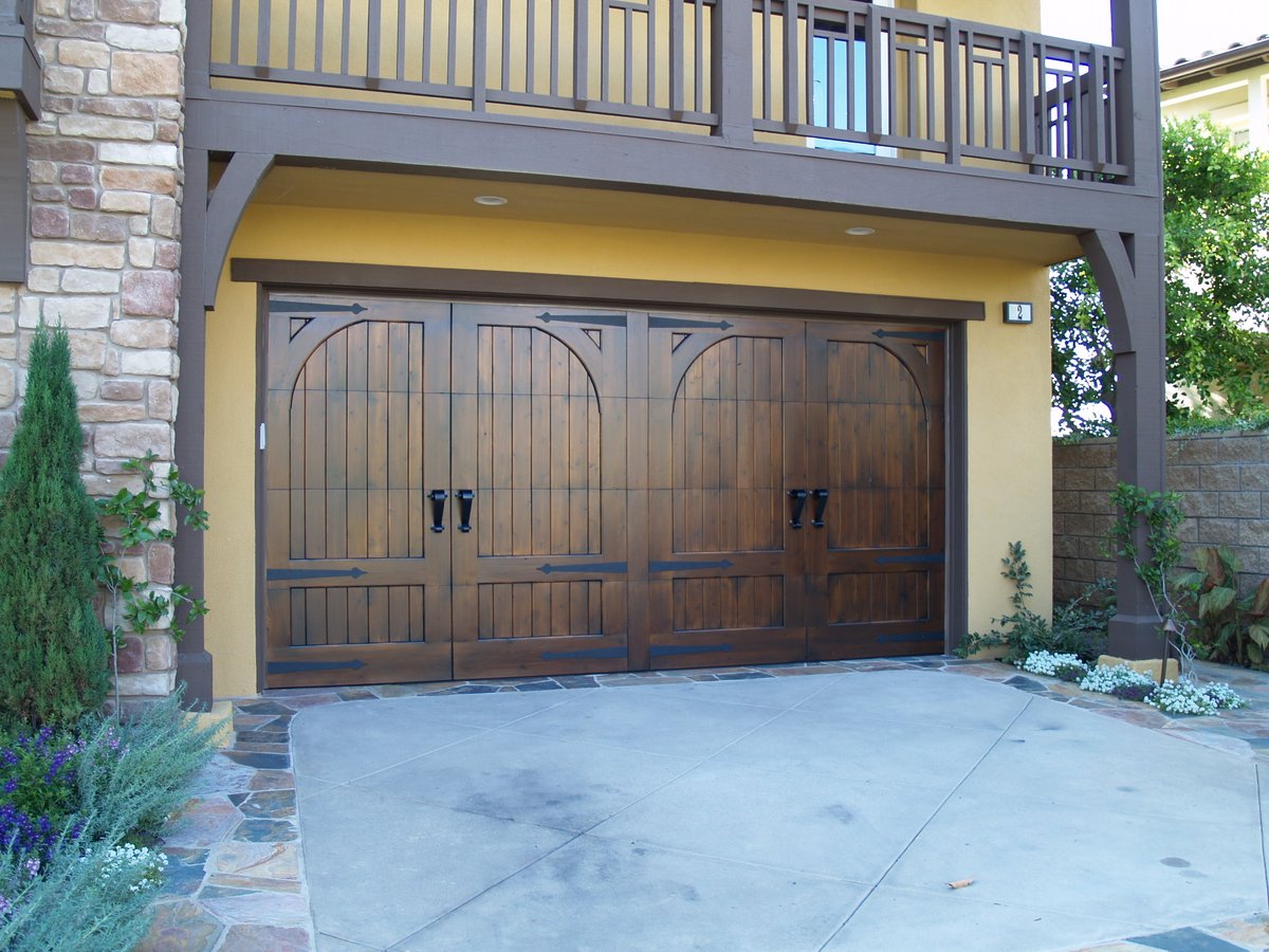 GarageCastleic's tweet photo. Upgrade your curb appeal with a custom wood garage door! Not only will it add value to your home, it will also upgrade the overall look and feel of your homes exterior and give it that "wow" factor everyone looks for. Contact us today for a free estimate! #woodgaragedoors https://t.co/wxV5n6kbGm
