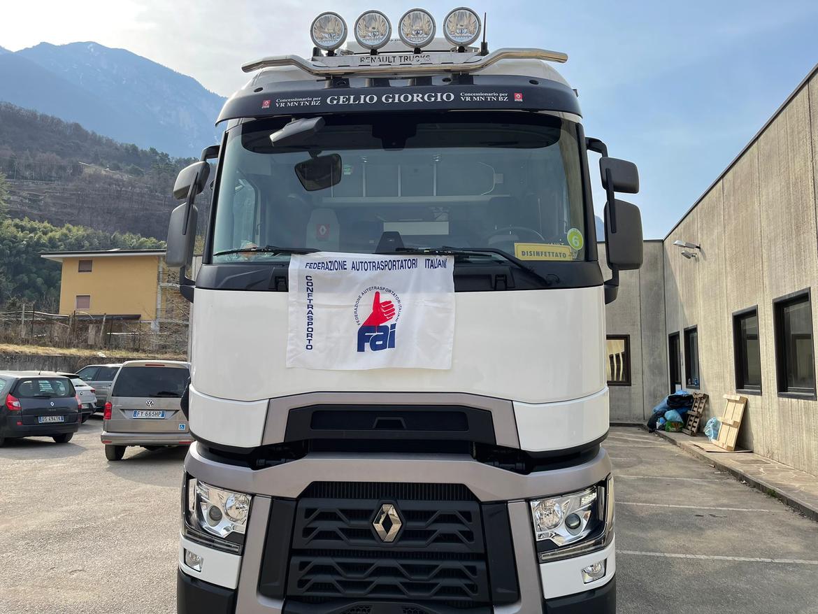 ProvinciaTrento's tweet photo. 🇺🇦🚛 Camion solidale per #Ucraina: messo a disposizione da Fai @Conftrasporto del Trentino con l'associazione #Rasom, entrerà in territorio ucraino con vestiario, alimentari medicinali. "Aiuto concreto per chi soffre per la guerra" così @segnanastefani1
👉https://t.co/4FeC2wdIgg https://t.co/V9kq8seV9b