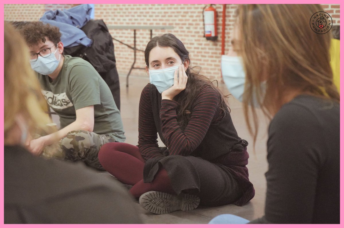 <a href="/escuelatai/">TAI Escuela Universitaria de Artes</a> <a href="/esthervilo/">Esther Viñuela</a> <a href="/andres_pina/">Andrés Pina</a> <a href="/CarlosUrrozARTE/">Carlos Urroz</a> <a href="/elojoquescucha/">Carmen Riestra</a> El sábado estuvimos en #UnCuartoEnLlamas de <a href="/masquepalabrasM/">Colectivo Masquepalabras</a>, donde @aarcarons, <a href="/AsierAnsorena/">Asier Ansorena</a>, <a href="/ElisaGoni/">Elisa Goñi</a> y <a href="/AlexQueizan/">Alejandra Queizán</a> dedicaron toda la mañana a escuchar a lxs Nadiners y darles su visión sobre los proyectos. ¡Mil gracias x todo el aprendizaje y los deberes que nos llevamos❤️