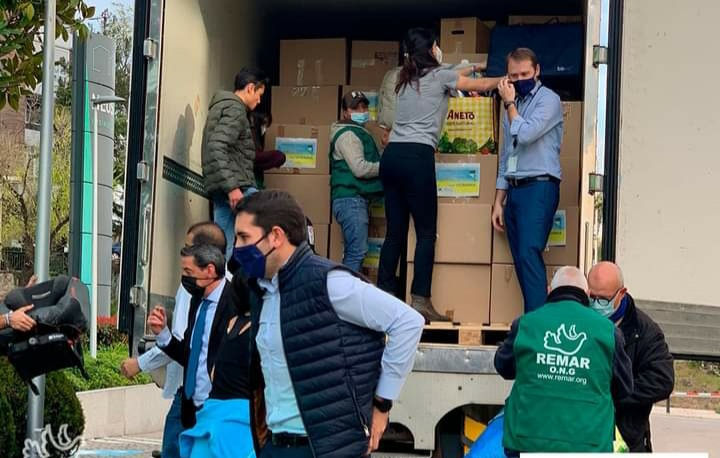 Hoy hace 26 días del comienzo bélico en Ucrania.Desde 1er momento los <a href="/Vol_laCaixa/">Voluntarios la Caixa</a> se pusieron mano a la obra para ayudar en todo lo posible.Desde nuestra sede <a href="/caixabank/">CaixaBank</a> en Madrid Sur hemos recogido 200 cajas con alimentos,ropa,medicamentos q <a href="/OngRemar/">Remar ONG</a> entregará en Siret 👏🤝📦