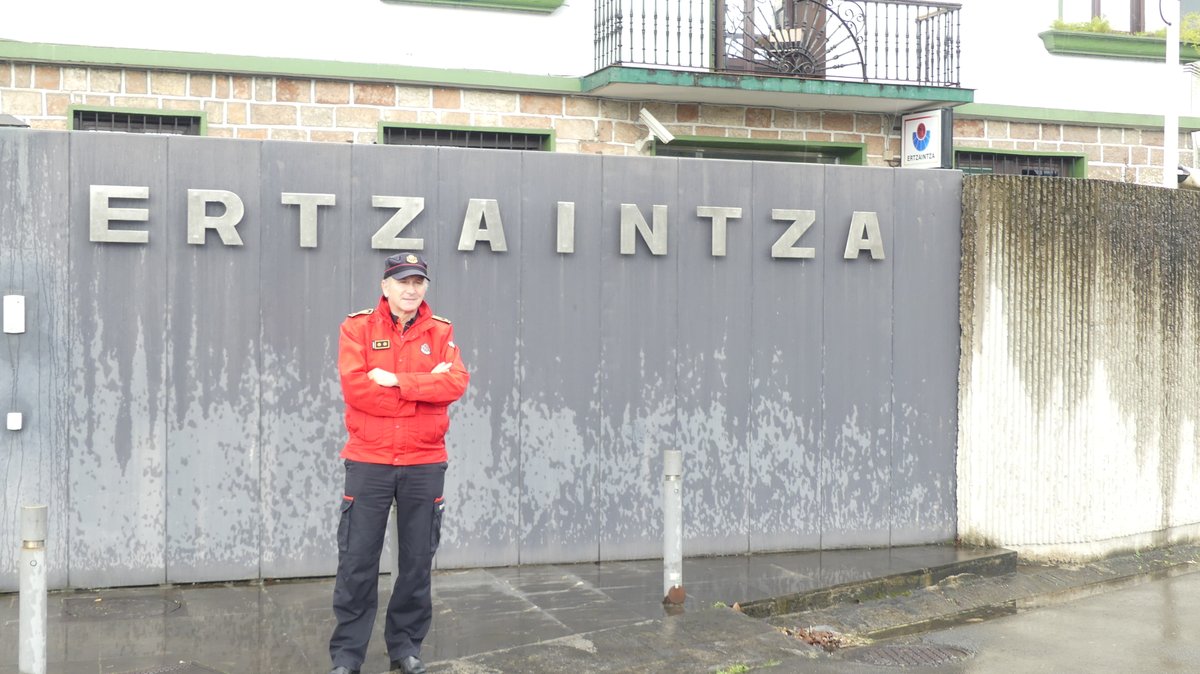 ertzaintzaEJGV's tweet photo. 📰 #Ertzaintza-k 40 urte bete ditu aurten eta Josu Bujanda Zaldua ertzainburua (#Beasain, 1961) ia taldearen hastapenetatik da kide. Pasa den astean, #Goiberri astekarian elkarrizketatu zuten.
📷 Hona hemen erreportajearen une batzuk ⏬ https://t.co/Fw3NtFEaOj