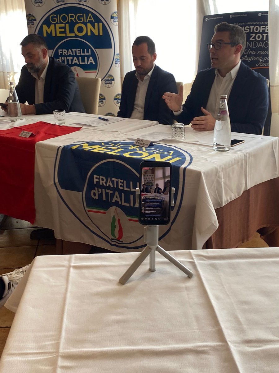 LucasPavanetto's tweet photo. Quest’oggi, alla presenza del Coord. Regionale di @FratellidItalia Sen. @decarlosindaco e del Capogruppo in Consiglio Regionale @RSperanzon , abbiamo presentato il simbolo di a sostegno della candidatura a Sindaco di @dzchristofer .

#DeZottiSindaco
#unanuovastagioneperjesolo https://t.co/I94zAxJTBj