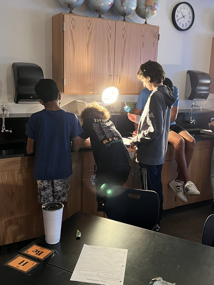 Mrs_Twedt's tweet photo. Hands-on science in 8th grade…. Direct and indirect light, 23.5 degree tilt, day vs. night, seasons :) #ithotinhere @EMSHuskies @AISDScience https://t.co/SAd3zjtEfr