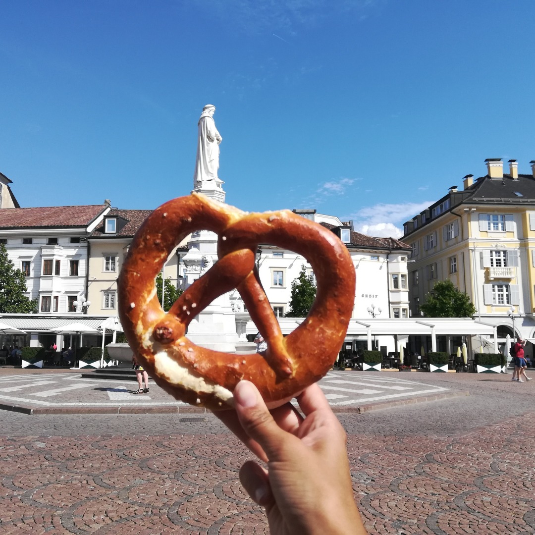 DoEatBetterApp's tweet photo. A sunny Monday and an excellent Brezen in Bolzano - the best! ☀️🥨

Un lunedì soleggiato e un ottimo Brezen a #Bolzano, il top! ☀️🥨

#doeatbetterexperience #doeatbetter #bolzanofoodtour #bolzanofood https://t.co/YVUqQHQ9SD
