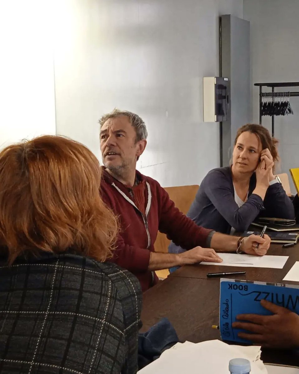 delor_laetitia's tweet photo. Dernière étape de notre projet #zaizaizaizai  : la venue au lycée de #FabCaro ! 
Un beau moment d'échanges avec nos élèves sur la #BD, son adaptation, ses autres titres et ses projets futurs...

#profdoc #CDI
#rencontredauteur
#EAC @acmontpellier https://t.co/zj3raEPRW0