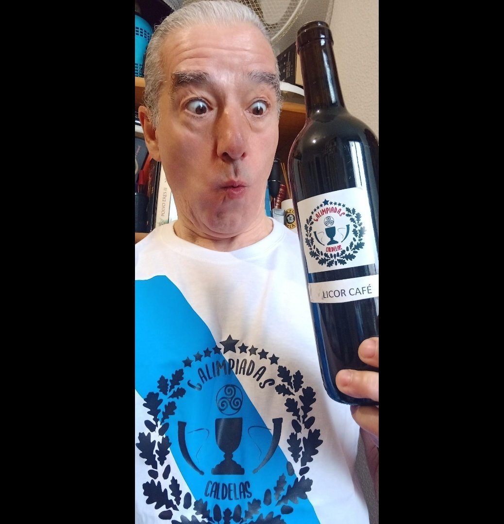galimpiadas's tweet photo. @PazosSergio xa luce a camisola Galímpica, ademáis de presumir dun brebaxe con Denominación de Orixe Feito Na Casa.
Grazas polo teu apoio Sergio!!! https://t.co/fMzolMoXUG