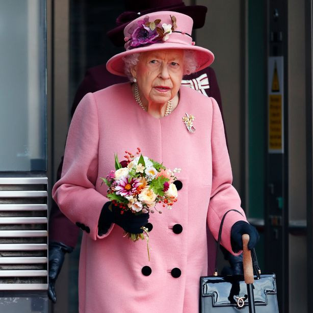 lindaikeji's tweet photo. Queen Elizabeth 'in wheelchair' as palace prepares for Philipâs memorial https://t.co/3vyJC4phMp https://t.co/pvGq1TkUX7