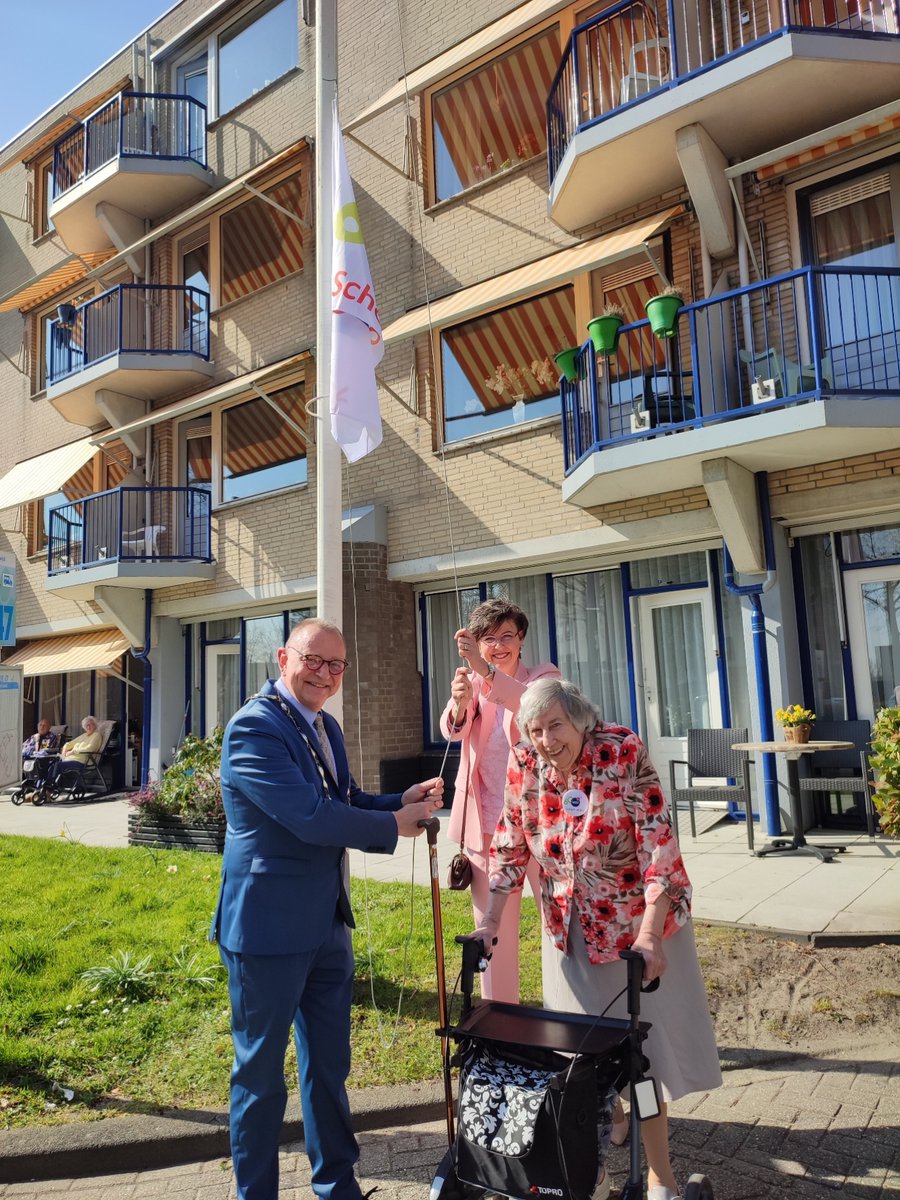 WZH Schoorwijkck bestaat 60 jaar! Vandaag hebben Jules Bijl (burgemeester Leidschendam-Voorburg) en Patricia Huijbregts (bestuurder WZH) de feestweek geopend. De bewoners en mantelzorgers kunnen deze week o.a. genieten van spelletjes en een spetterend optreden.