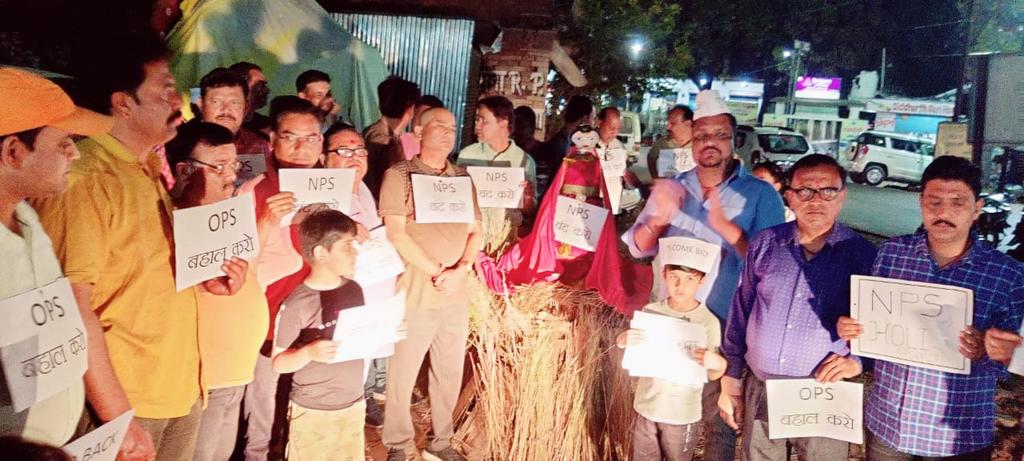 सिर्फ हंगामा खड़ा करना मेरा मकसद नहीं,
 मेरी कोशिश है कि ये सूरत बदलनी चाहिए
#पुरानी_पेंशन_बहाल_करो 
<a href="/PMOIndia/">PMO India</a> 
<a href="/CMMadhyaPradesh/">Chief Minister, MP</a> 
<a href="/DrKumarVishwas/">Dr Kumar Vishvas</a> 
<a href="/Indersinghsjp/">इन्दरसिंह परमार</a> 
<a href="/MlaManpur/">Meena Singh</a> 
<a href="/vijaykbandhu/">Vijay Kumar Bandhu</a>
<a href="/ParmanandDehar1/">Parmanand Dehariya/president/Nmops/mp</a> 
<a href="/bprawatNOPRUF/">B P Singh Rawat (NOPRUF)</a> 
<a href="/WelfareTribal/">Tribal Welfare Department, MP</a> 
<a href="/Jksoniias/">Dr. Jitendra Kumar Soni</a> 
<a href="/DilipKhobragad2/">रविश कुमार NDTV</a>