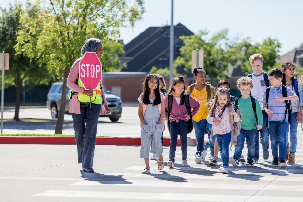 ELMO_ASRTS's tweet photo. Using a drop-off location 5 minutes away from the school when walking, wheeling or driving from home has been shown to benefit the local school area. Not only does it helps to increase pedestrian safety, but it also reduces congestion and air pollution. #Gogreentravelclean! https://t.co/U99Mb82vfq
