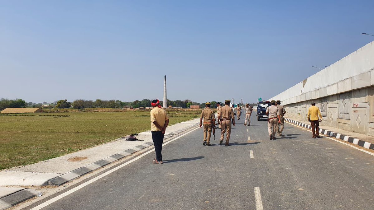 पूर्वान्चल का कुख्यात अपराधी एवं रू0 2,00,000/- का पुरस्कार घोषित अपराधी मनीष सिंह उर्फ सोनू की एसटीएफ उ0प्र0 के साथ हुई साहसिक मुठभेड़। मुठभेड़ मे घायल अपराधी को अस्पताल ले जाने पर चिकित्सकों द्वारा किया मृत घोषित। मृतक के पास से कारबाइन व पिस्टल बरामद।<a href="/Uppolice/">UP POLICE</a>