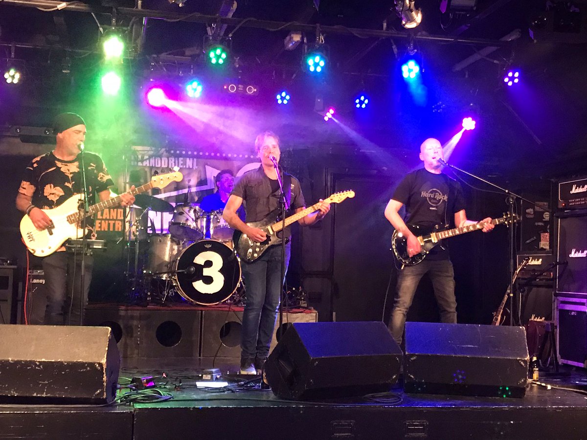 ROSEVILLE2017's tweet photo. Met de kaartverkoop en een donatie hebben we in totaal Eur. 425,-- bij elkaar gespeeld in Poppodium @nederlanddrie voor giro 555 ten bate van de slachtoffers van de oorlog in Oekraïne. Wij bedanken iedereen voor zijn/haar bijdrage aan de actie. https://t.co/QD0DPhX4bW