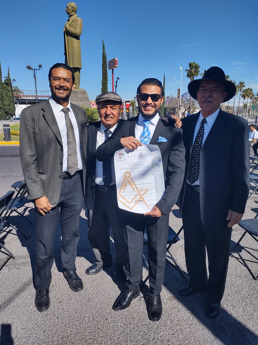 ahumadaroberto's tweet photo. Hoy siendo 21 de marzo nos hacen entrega de la carta patente, justo aquí en el monumento a Juárez.

El día queda para la historia. https://t.co/gDE1w6pjWv