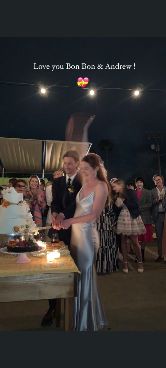aestkuwtk's tweet photo. AAA MINHA RUIVINHA SE CASOU!! TÃO FELIZ POR ELA
CONGRATULATIONS Bonnie Wright https://t.co/ag4CRrg2ml