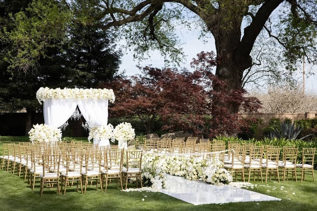 BurlapBordeaux's tweet photo. I do in the garden. 🤍🌿✨ 
​​
Planning, Design &amp; Floral: @Burlapandbordeaux
Photography: @nikkiryanphotography
Catering: @Martinoscatering805
Rentals: @AmigoPartyrentals
Linens &amp; Draping: @dreamsamerica
Restrooms: @ovalofficerestrooms
Dj &amp; Photobooth: @djzekesb
Lighting &amp; Ambi… https://t.co/9R2tFbI65G