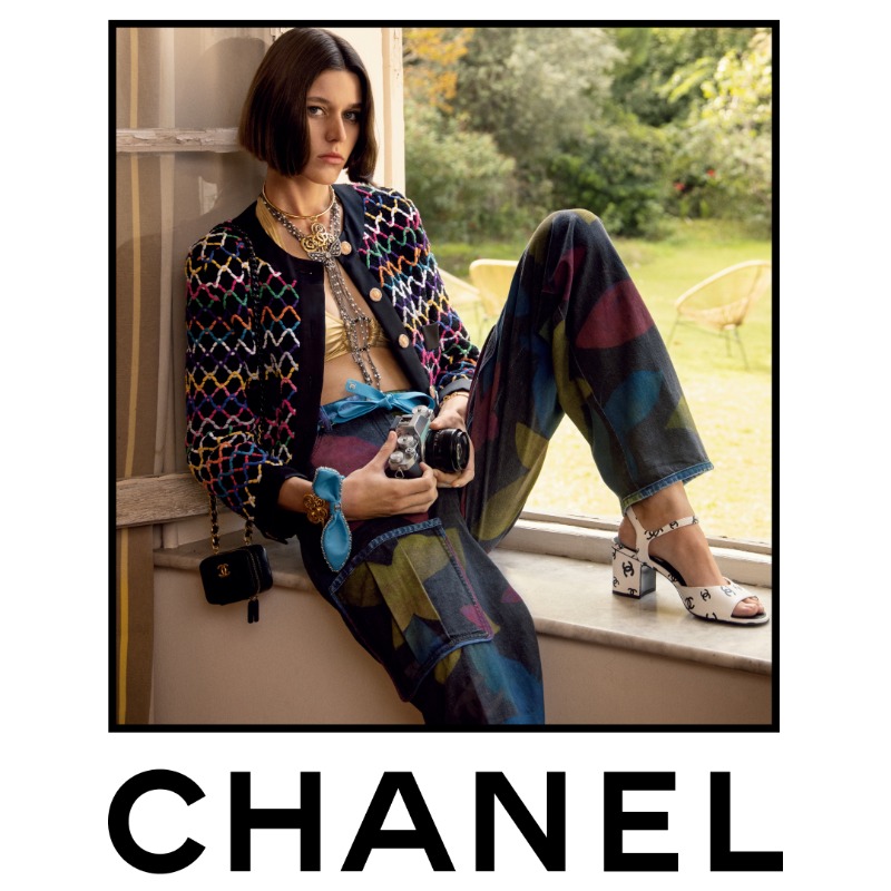 CHANEL on X: A New Wave heroine — model Vivienne Rohner illuminates the  CHANEL Spring-Summer 2022 Ready-to-Wear collection campaign. Photographed  by Inez & Vinoodh. The collection will soon be available in boutiques. #