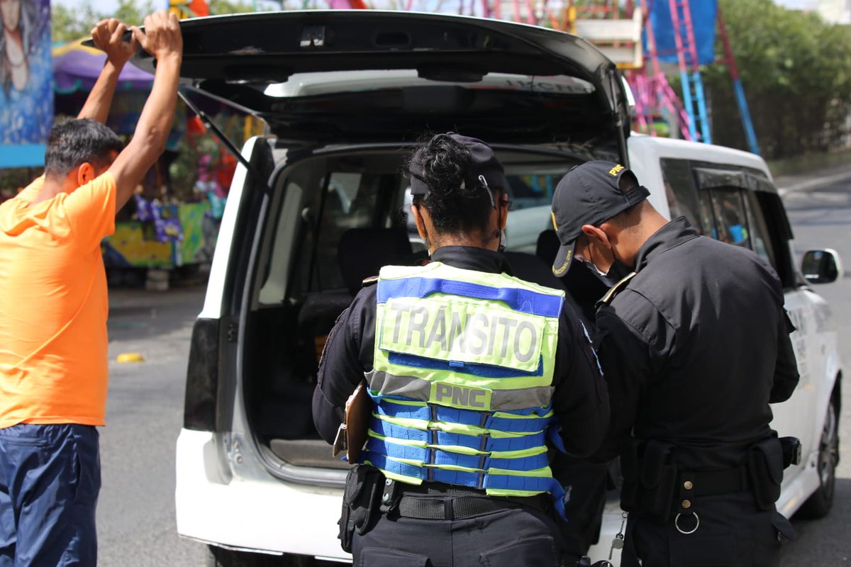 PNCdeGuatemala's tweet photo. Operativos de seguridad y prevención, realizan agentes de la comisaría 12 y del Departamento de Tránsito #PNC en la colonia La Ruedita y Paraíso II, zona 18, en cumplimiento a la sexta fase de #SeguridadYControl se han identificado 23 personas, 20 motocicletas y 3 vehículos. https://t.co/N5IulkPcjB