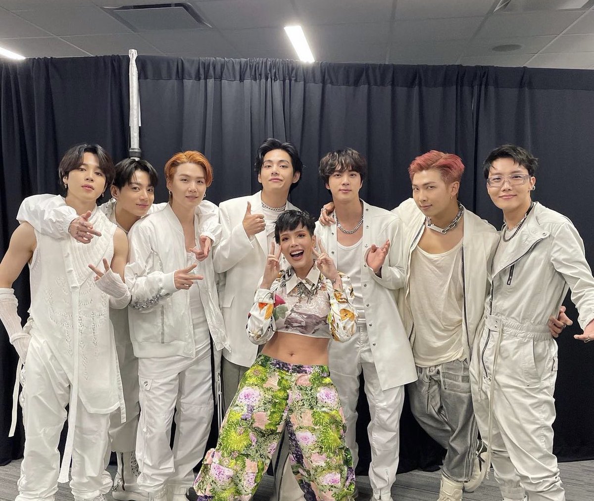 BTSArmy82396018's tweet photo. I really hope to see more of such lovely interactions between halsey, BTS and baby Ender🥺🥺💜💜💜💜
#Halsey https://t.co/SkjDI8gyIU
