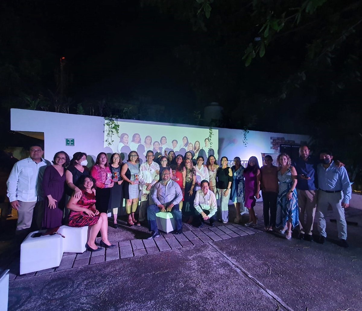 CARM_Playa's tweet photo. ¡Felicidades a todas nuestras compañeras Arquitectas! Es un orgullo trabajar mano a mano con profesionales tan destacadas como ustedes. ¡Enhorabuena!
#ArquitectasFCARM #somosFCARM #arquitecturamexicana https://t.co/RzQlZJDVS1