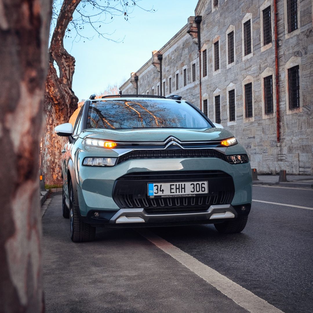 CitroenChile's tweet photo. Ir a trabajar es solo una excusa para poder conducir tu New SUV C3 Aircross 😎
Levanta la mano si eres de los que canta su canción favorita a todo pulmón durante las horas de taco 🙋🏻♂️
No esperes más y reserva en: /www.citroen.cl/✌🏼
#CitroenChile #SUV #WelcomeFreedom https://t.co/vFFPydLsK3