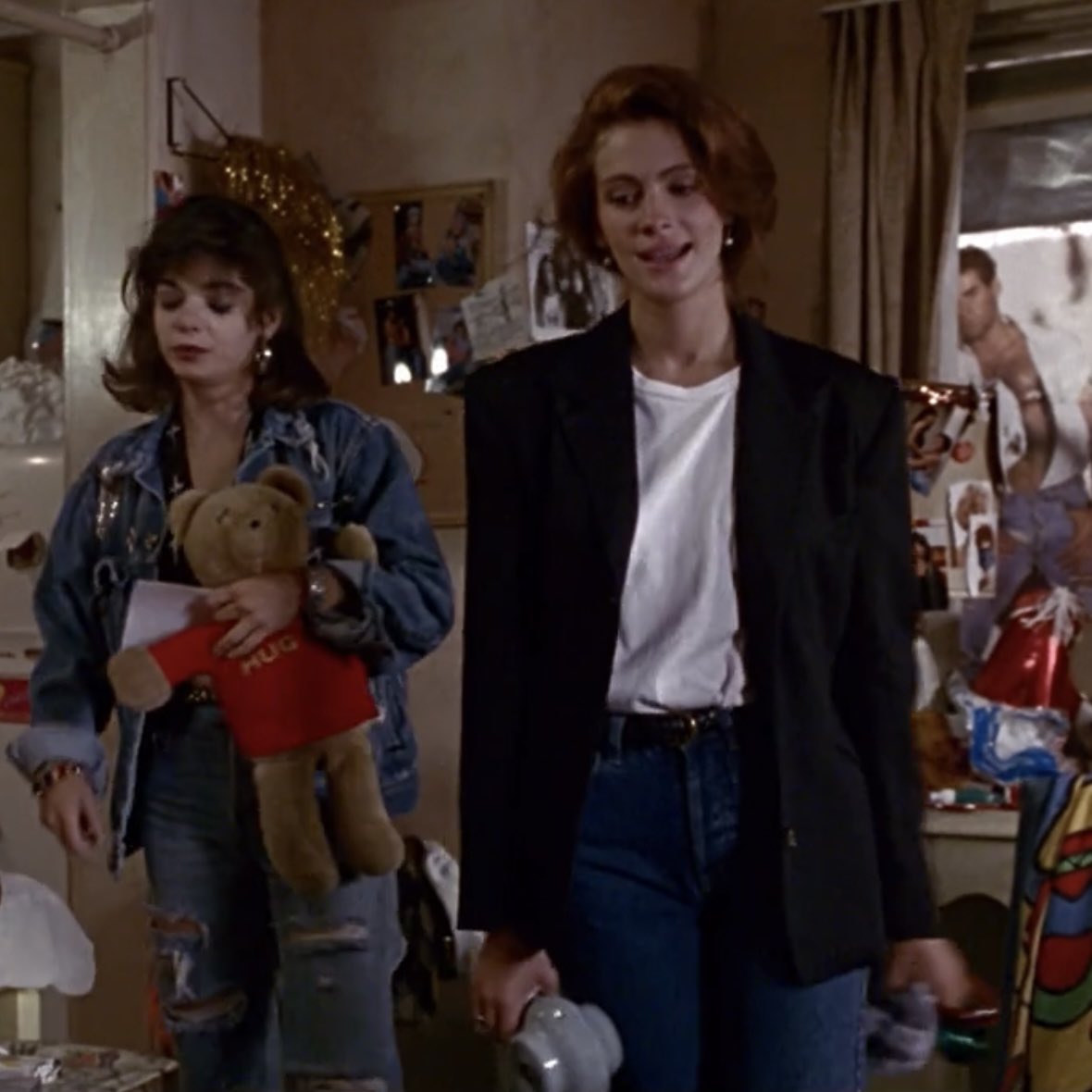 mortemisss's tweet image. Вновь пересмотрела «Красотку» и теперь нахожусь в окружении дикого желания скорейшего потепления, дабы выгулять новый пиджак с белой футболкой и классическим кроем джинс, точно как Джулия Робертс в финальной сцене фильма.