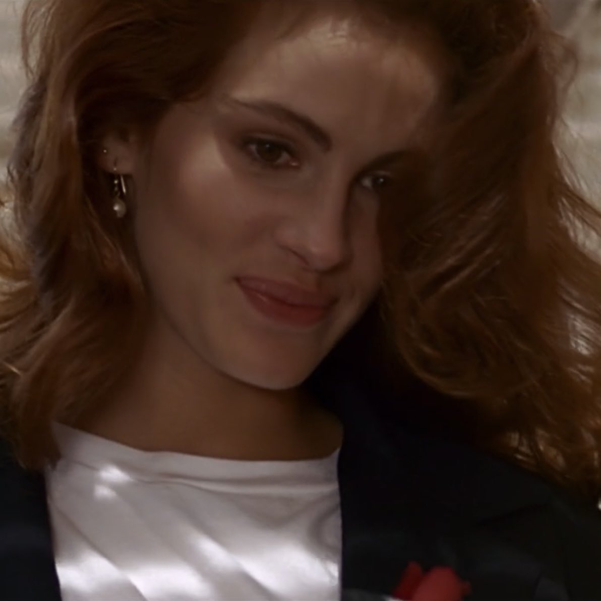 mortemisss's tweet image. Вновь пересмотрела «Красотку» и теперь нахожусь в окружении дикого желания скорейшего потепления, дабы выгулять новый пиджак с белой футболкой и классическим кроем джинс, точно как Джулия Робертс в финальной сцене фильма.