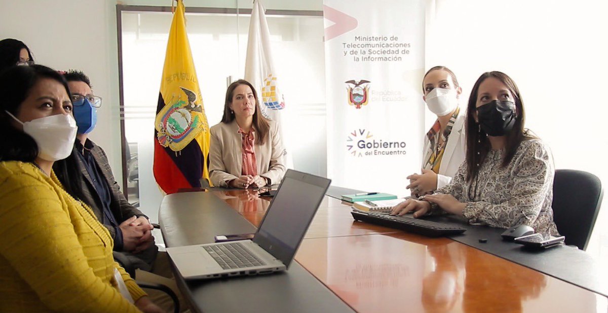 vmaino's tweet photo. Transformaremos el sector de la acuacultura del país con procesos simplificados y digitales que eliminen trabas, generen crecimiento y mayor competitividad a nivel nacional e internacional.  Con la directora de @Arcsa_ec @Ana_KRamirez fijamos las acciones para lograrlo. https://t.co/EMgxEX5Pei