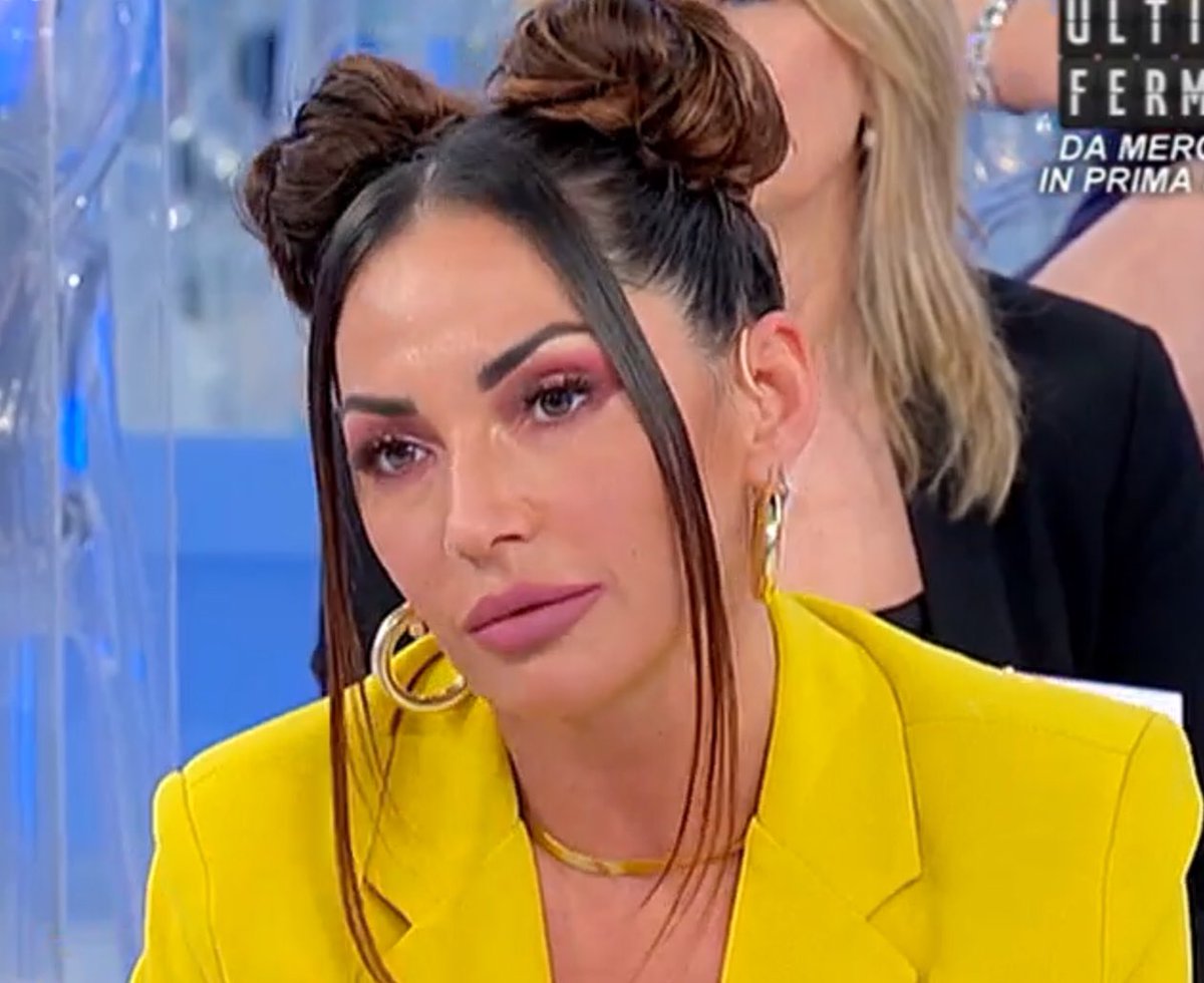 GF_VIP_6's tweet photo. No vabbè adoro che la pettinatura di Lulù 💜 è arrivata anche a uomini e donne 😂😂✈️✈️🔝 #lulufairy #luluemanuel @ClariHaile @JessySelassie @selassiesisters #gfvip6 https://t.co/NIIvpM8QKN