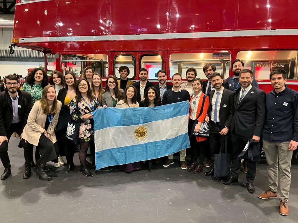 AnaValacco's tweet photo. Entre +64.000 aplicaciones en el 🌎, 1600 fuimos seleccionadxs y 24 venimos de 🇦🇷
El sábado participamos del #CheveningSummit, una oportunidad de conocer a la cohorte y profundizar en los vínculos que nos van a ayudar a impactar en nuestras comunidades🙌
#ChevenersForLife https://t.co/MLnDg0LtLV