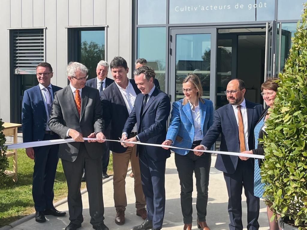 VEGEPOLYSVALLEY's tweet photo. Ravis de participer ce matin à l'inauguration du nouveau site de production de plantes #aromatiques bio de notre adhérent #Bioplant en région angevine. Une belle aventure qui se poursuit! https://t.co/vqYHaGxgJQ
