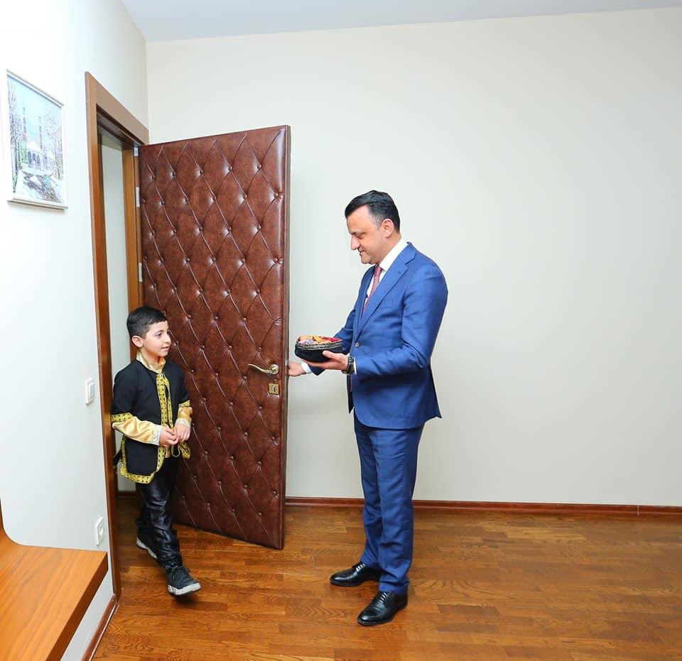 #TƏBİB-ə bayram günlərində təşrif buyurun həmkarlarımızın övladlarına bayramı rəngli etməyə çalışdıq. 
İdarə Heyətinin sədri Vüqar Qurbanovun iş otağına atılan papaq qaydaya uyğun olaraq, bayram təamları ilə dolduruldu. 
Balacaların gözlərindəki sevinci görməyə dəyərdi 😍