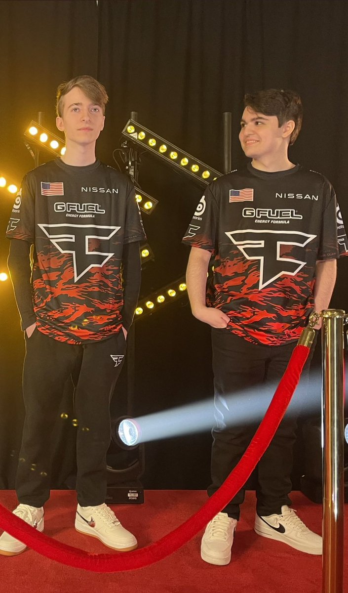 just want someone to look at me the way <a href="/Sypical/">FaZe Sypical</a> looks at @AyyJayyRL
