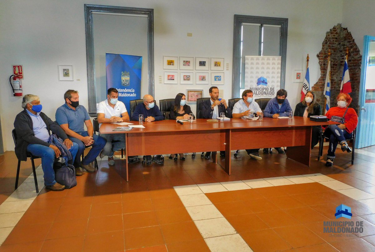 SommererCarlos's tweet photo. Lunes comienzo de la semana , acá desde el @MuniMaldonado en conferencia de prensa comunicando junto con onfi y las ligas de baby lo que va ser el llamado a inscribirse en los cursos de árbitros que se dictarán para las mujeres del departamento https://t.co/GbC9VUoCaJ
