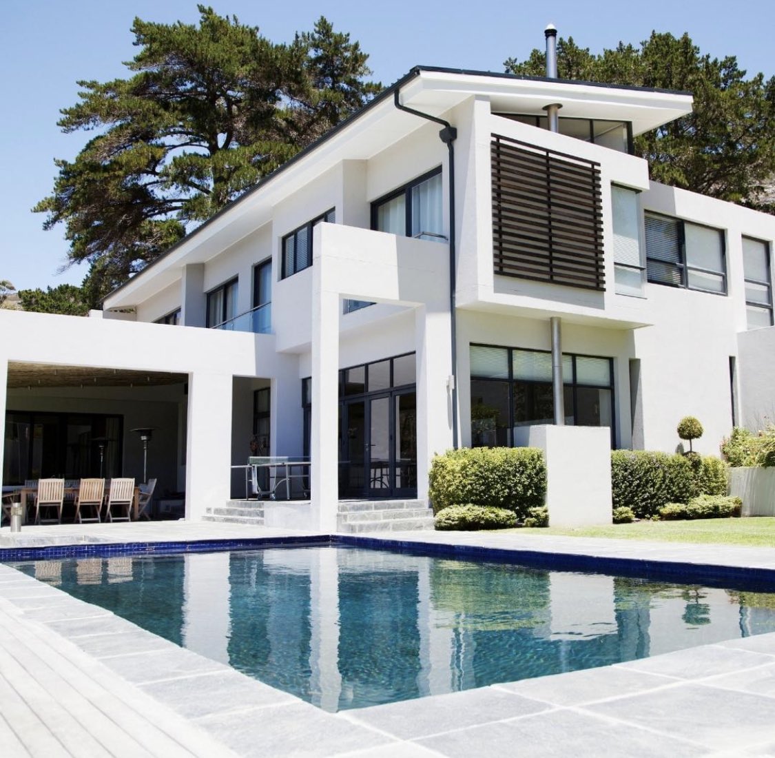 MaryLDelgado's tweet photo. I love the clean lines and the way the black window trim contrasts the white exterior paint! And of course... that pool and covered outdoor entertaining space. Do you prefer entertaining your guests outdoors or indoors? https://t.co/NMy2AybdzE