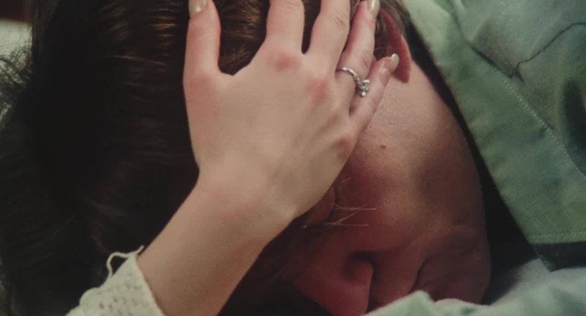 "حينما أُحبُ شخصًا... أتبنَّى حُزنه"