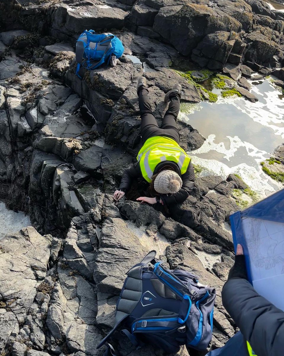 Geology_talk's tweet photo. Great day mapping with the first year undergrads at Craster, Northumberland! Ended the day by Dunstanburgh Castle and an incredible section of the Whin Sill ☀️ https://t.co/dQAOTGMg72