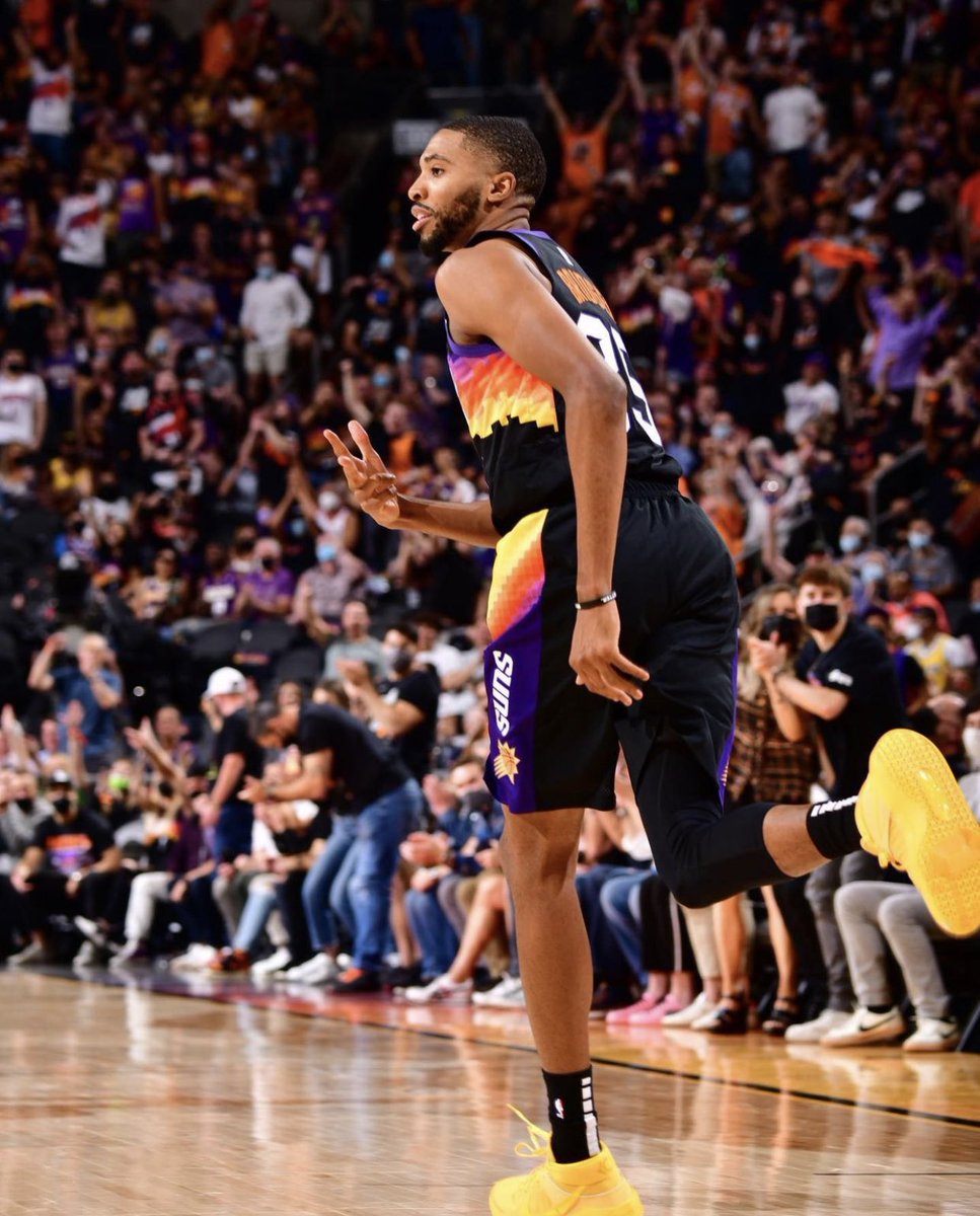 _insidethesun's tweet photo. Mikal Bridges month of March:

18.5 PPG, 4.1 RPG, 2.9 APG, 1.4 SPG
51% FG, 42.6% 3PT, 85.7% FT
Defends the opposing teams best player https://t.co/idqF5ud2JH