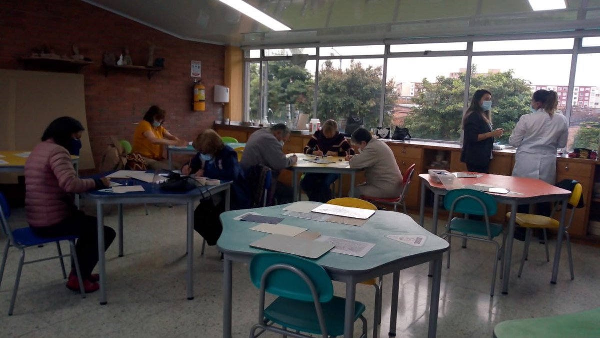 newScolopi's tweet photo. Y encontramos personas entre 60 y 87 años dispuestas a que mente, cuerpo, espíritu y saberes se activen una vez a la semana siendo parte de “Calasanz para Todos”. Un artículo de Pastora González #panoramacalasanz https://t.co/sgV8ZgMMKe https://t.co/sZFRWxmHVs