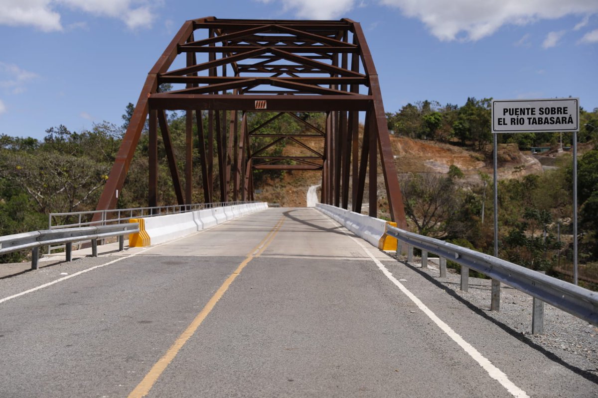 #ComarcaNgäbeBuglé🛤️| Finaliza la construcción del puente sobre el Río Tabasará, obra que impacta a más 4,500 habitantes, docentes y estudiante de la comunidad de Llano Ñopo, a fin de ofrecer mayor seguridad y accesibilidad a la población.
#TrabajandoPorPanamá
