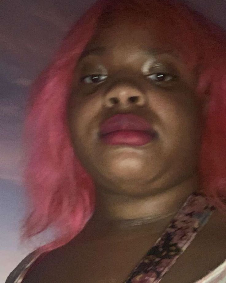 inelooks's tweet image. que hago si estoy sentada comiendo sola en un mcdonald’s de copenhague y me enviaron estas fotos por airdrop?!?