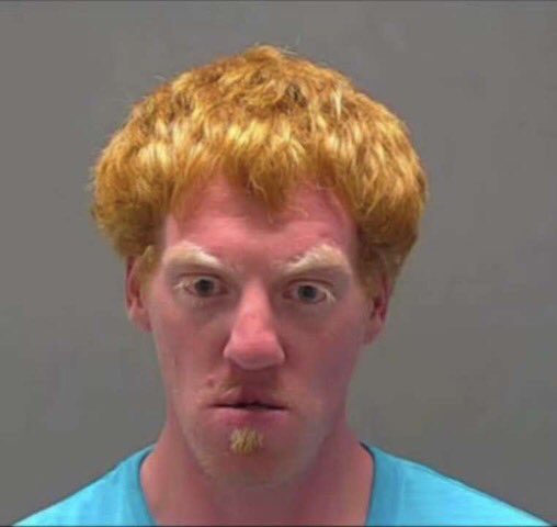 inelooks's tweet image. que hago si estoy sentada comiendo sola en un mcdonald’s de copenhague y me enviaron estas fotos por airdrop?!?