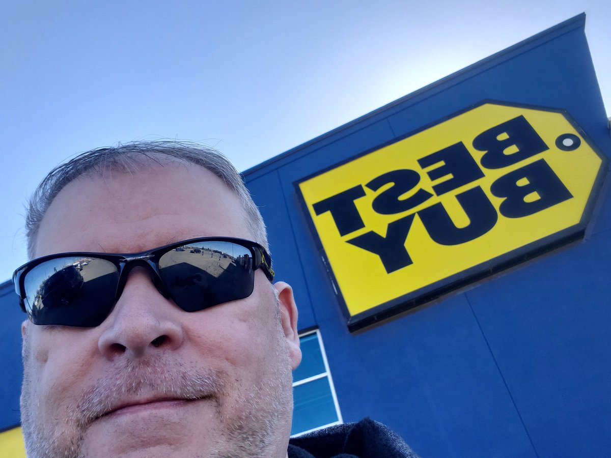 CanadaGuy64's tweet photo. @Freecanuck1 Today.. in Whitby... Metro, Canadian Tire and Best Buy..no mask and no one
asked me to put one on.. many customers and staff choose to mask.. some staff no longer masked.. it's a start. #masklessmonday https://t.co/SuwMeQxanr