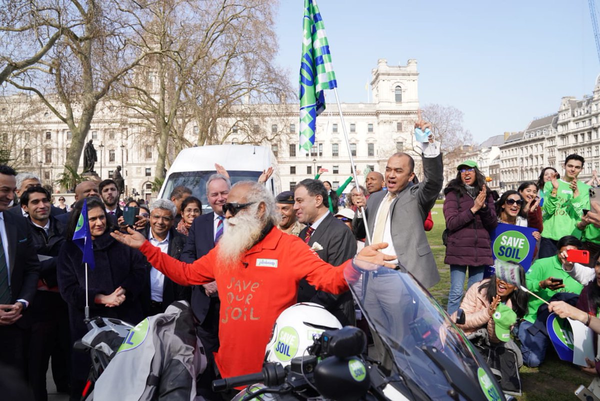 cpsavesoil's tweet photo. And so it begins! Here are a few glimpses from today's #JourneyForSoil kick-off from the streets of London.
@SadhguruJV #SaveSoil
Action Now: https://t.co/z6MmqMf5nE #ConsciousPlanet https://t.co/W0wVtwsEcq
